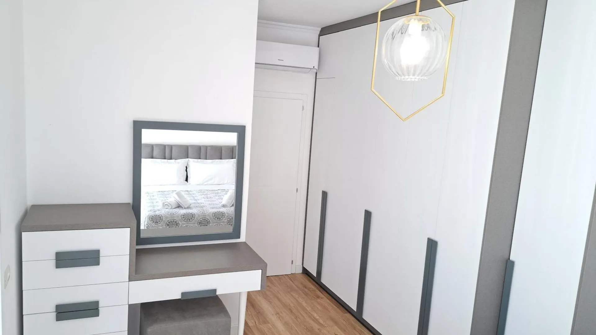 Pazari Luxury Central Apartment Tirana